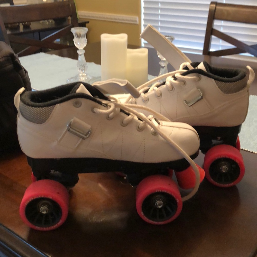 White roller skates with pink wheels